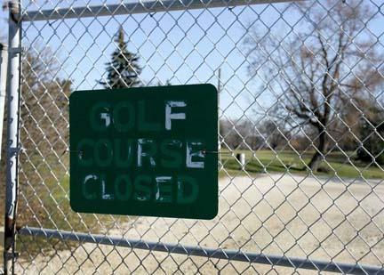 A net total of 225 golf courses (in 18-hole equivalents) closed in 2015, bringing the 10-year net loss to 993 courses.